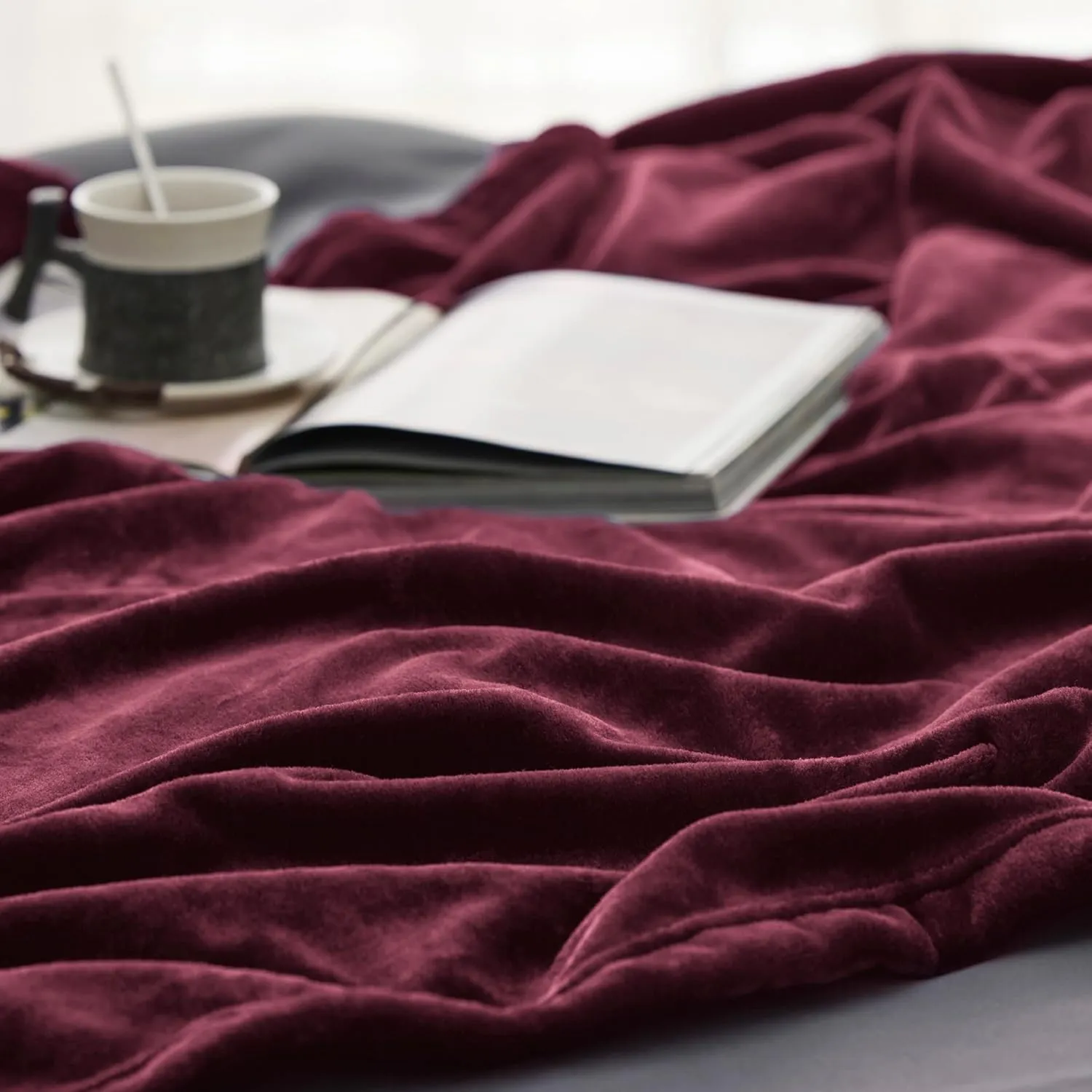 Bedsure Burgundy Red Fleece Blanket King Size - 280GSM Throw Blankets for Couch,Sofa,Bed, Soft Lightweight Plush Cozy Throws for Toddlers