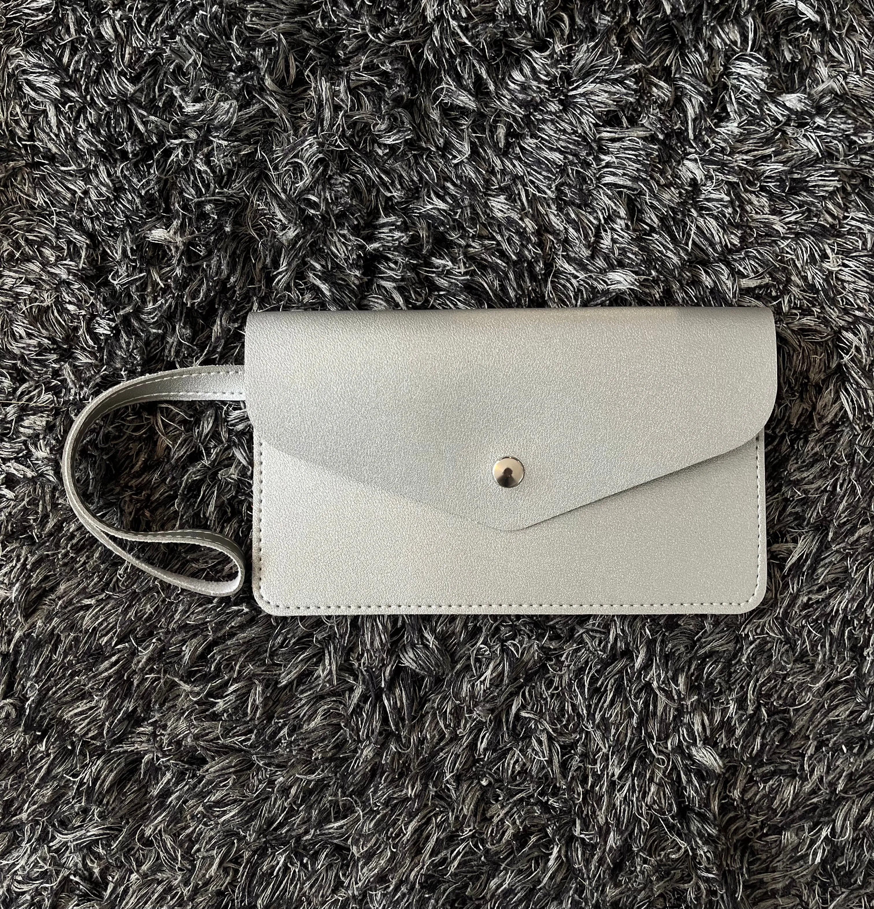 Judy Flat Wristlet