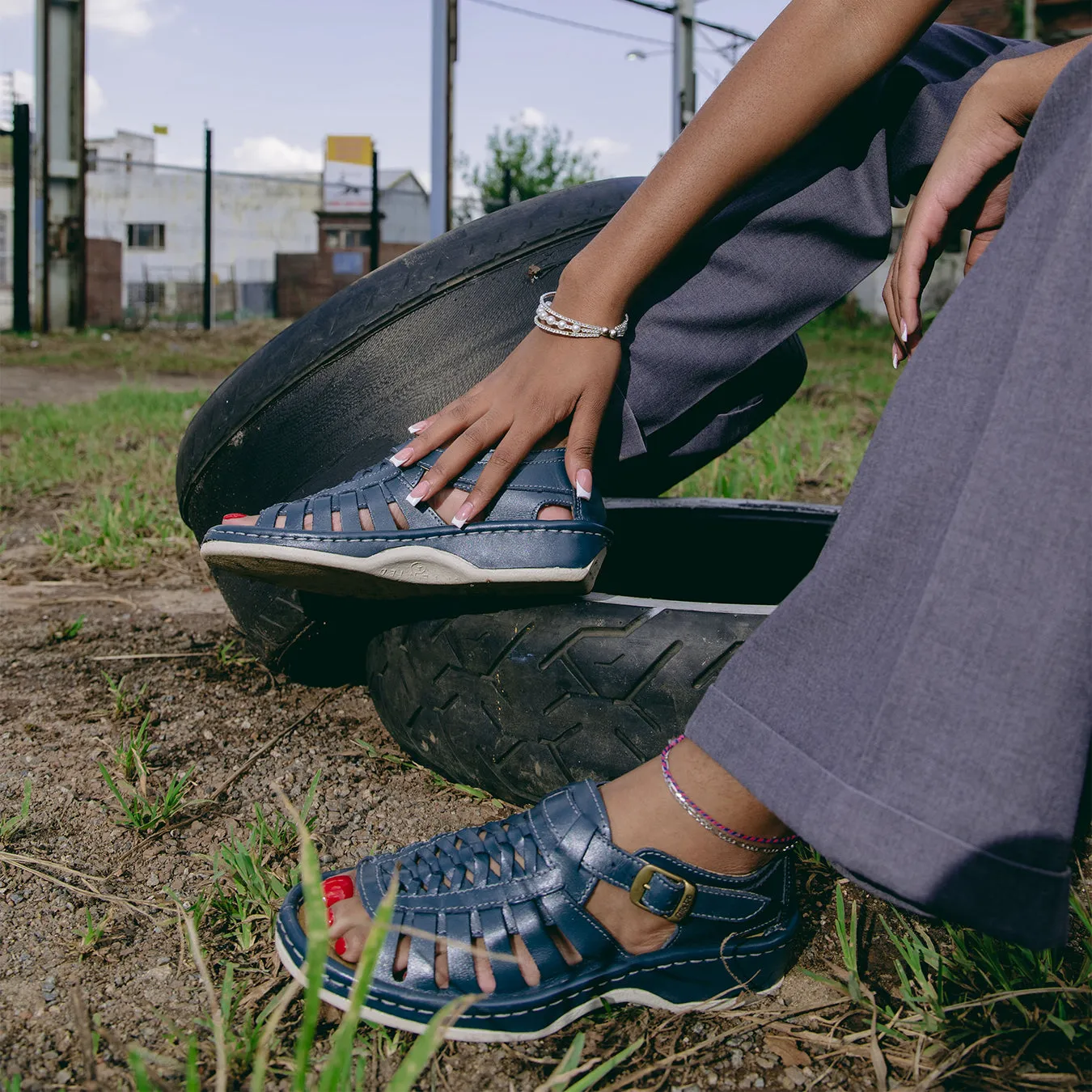 Kgosi : Leather Sandal in Navy Soft Saddle