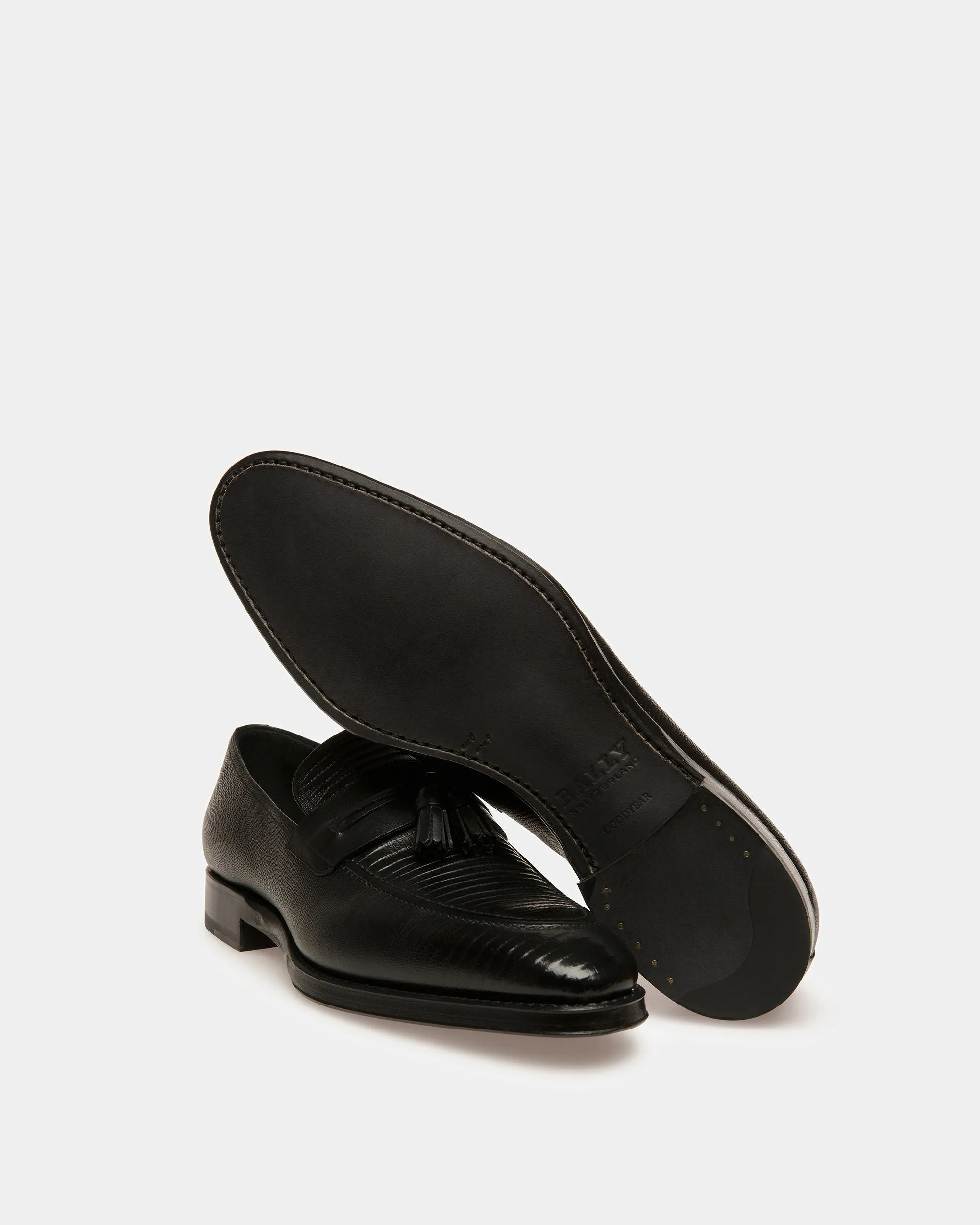Scuvier Leather Loafers In Black