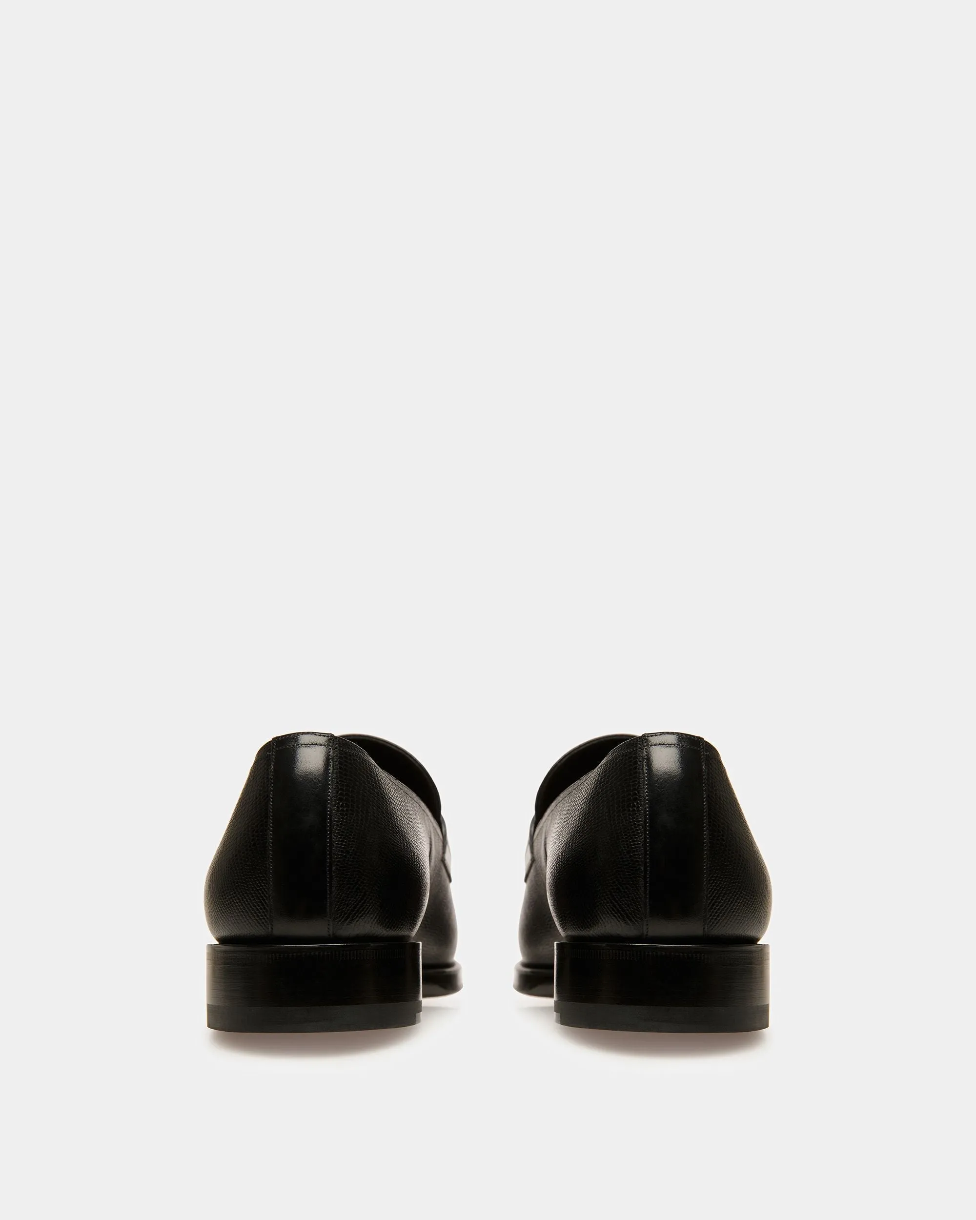 Scuvier Leather Loafers In Black