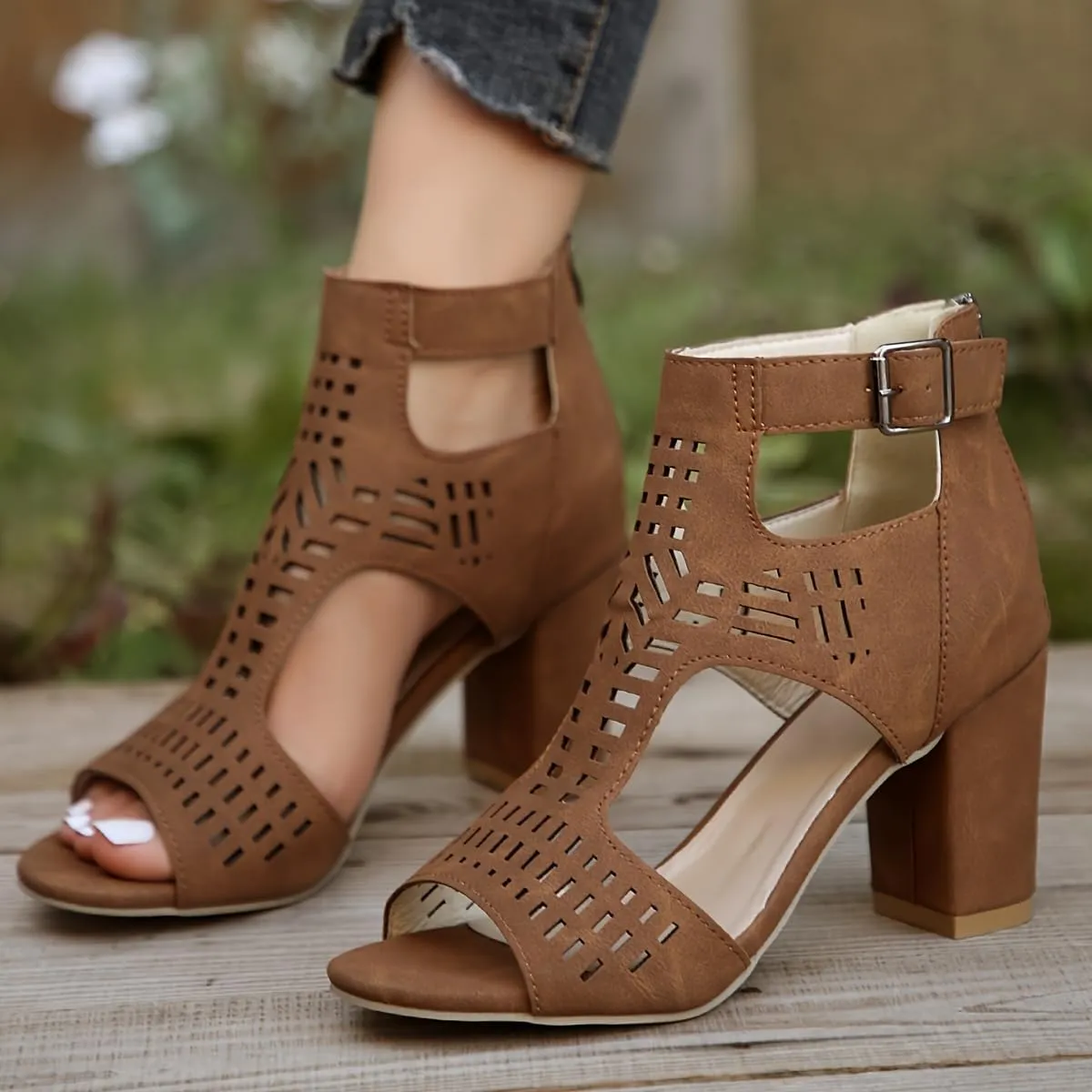 Women's Solid-Color Thick-Heeled Dress Shoes with Fashionable Cutout Design, Fashionable Rear Zipper high Heels and Breathable Roman Sandals